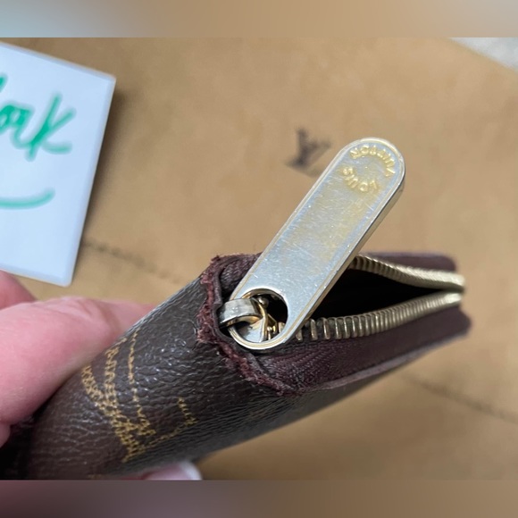 Louis Vuitton's iconic Zippy Organizer wallet in historic Monogram canvas - Picture 11 of 15